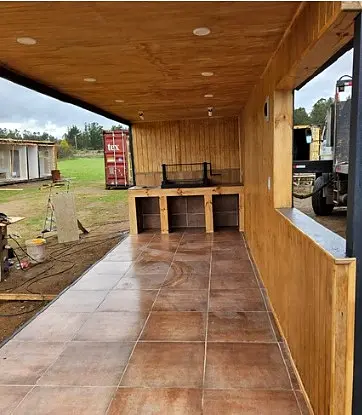 Interior revestido en madera de módulo contenedor