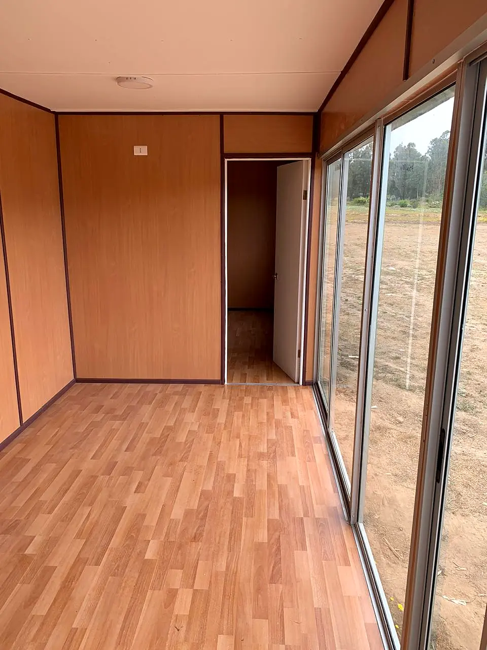 Espacio interior modular con ventanales