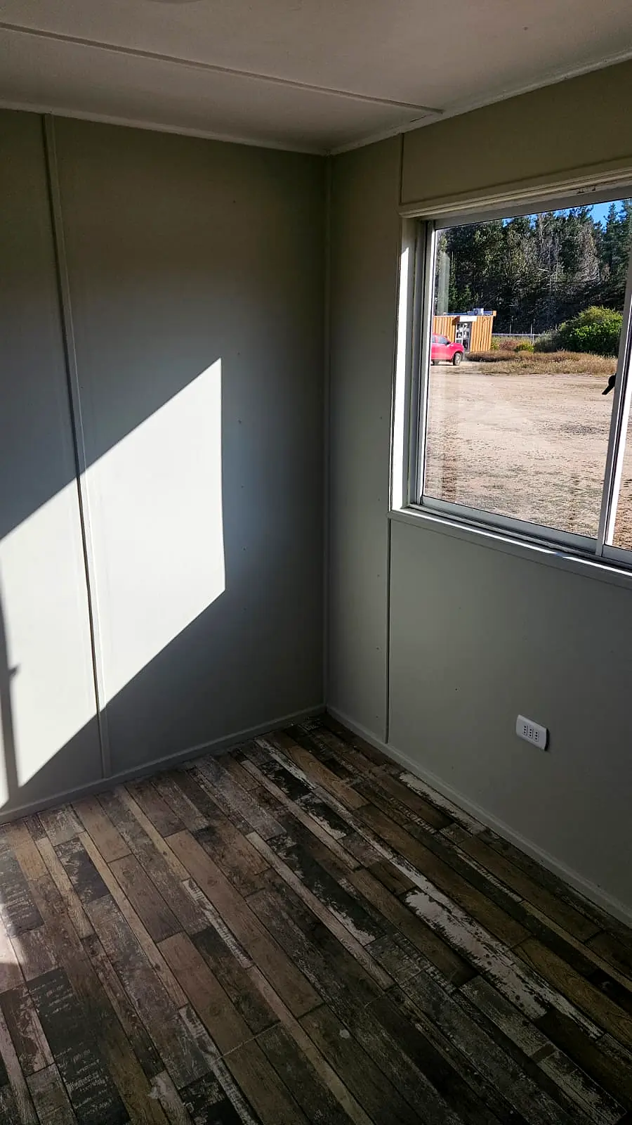 Interior modular con revestimiento gris
