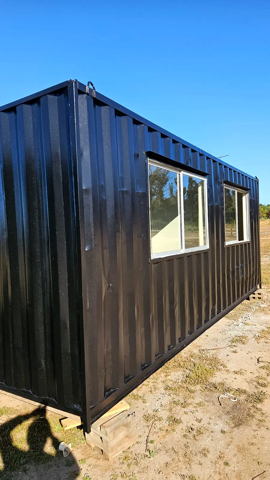 Módulo negro con ventanas instaladas