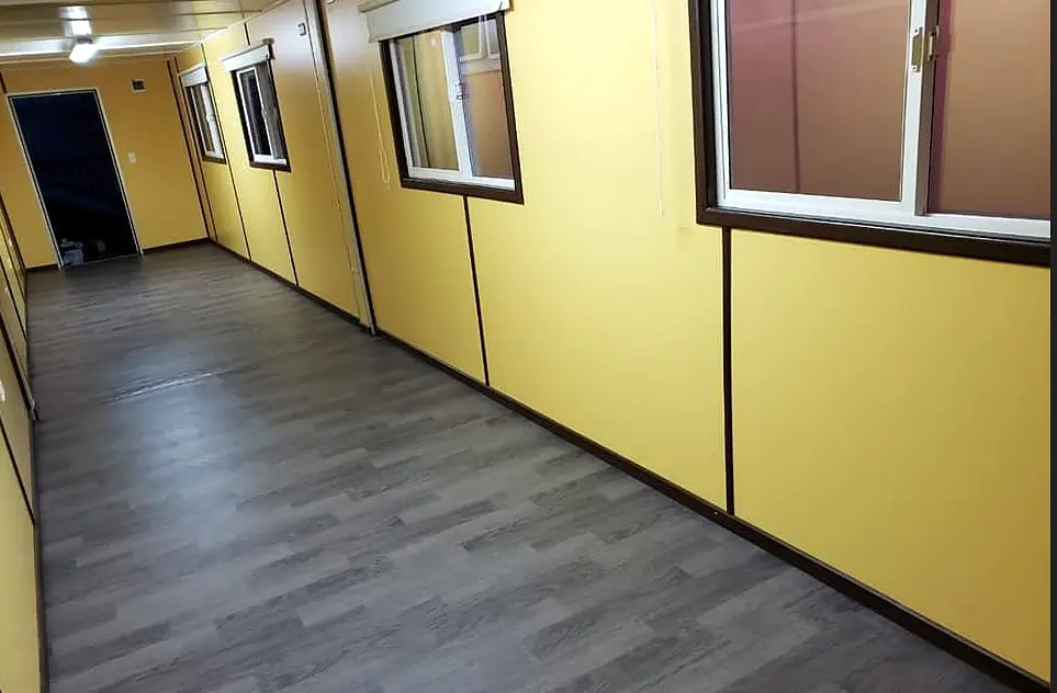 Interior de módulo con revestimiento amarillo