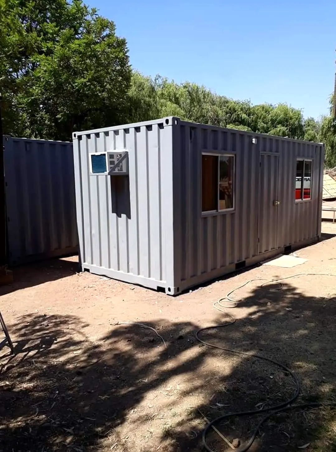 Módulo gris con puerta y ventanas