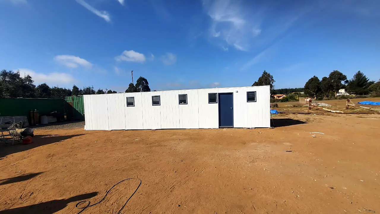 Conjunto modular blanco en terreno