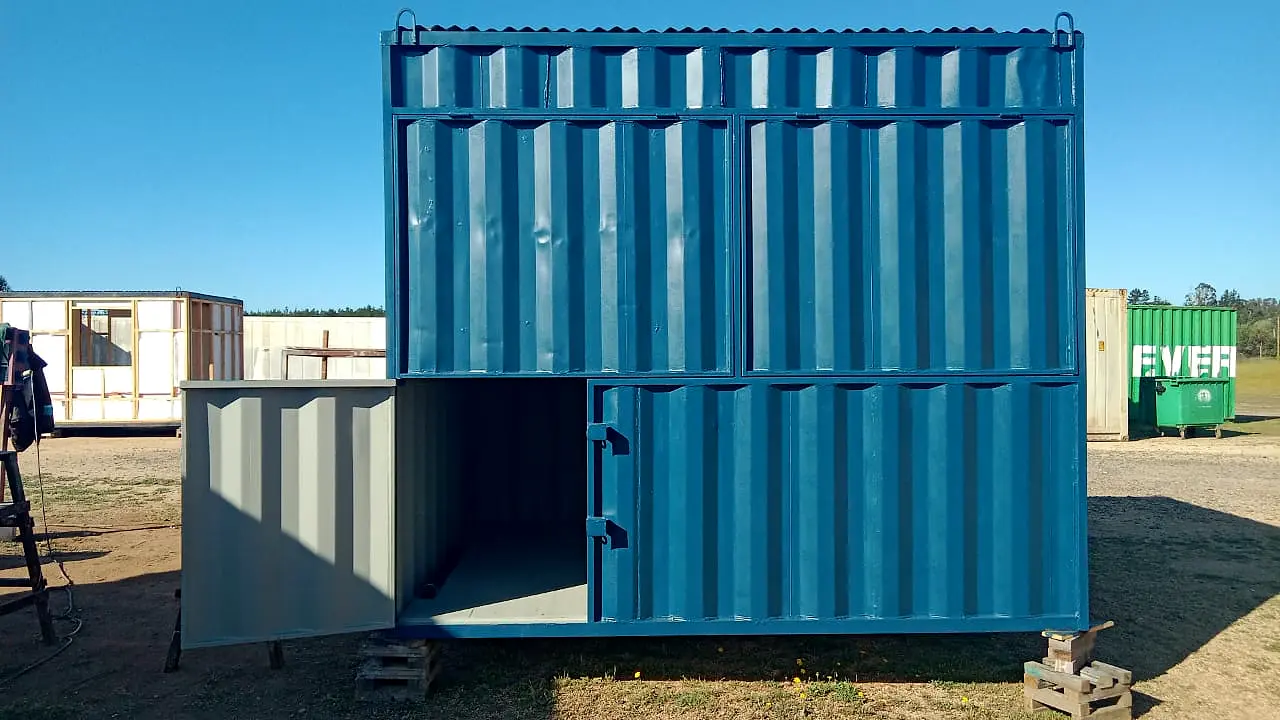 Estructura modular azul en construcción