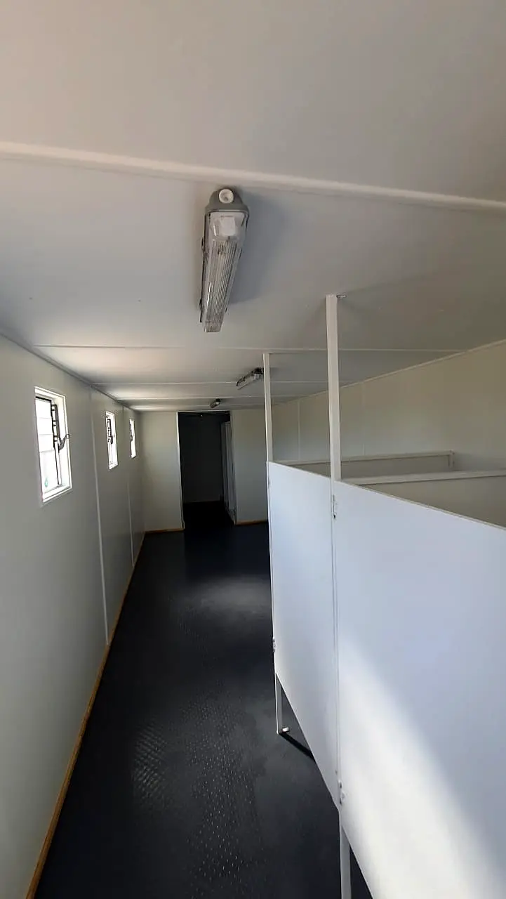 Pasillo interior de servicios higiénicos modulares