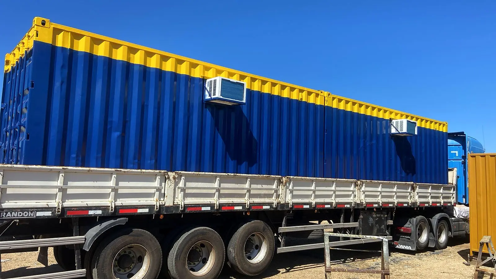 Traslado de módulo contenedor azul