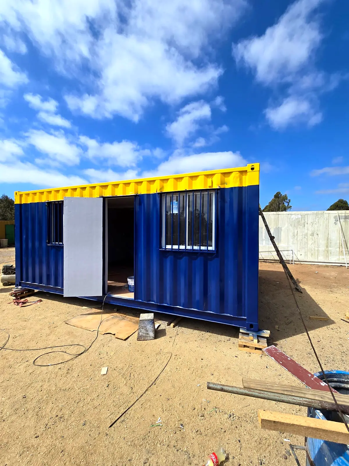 Fachada de módulo azul y amarillo